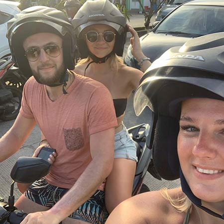 Групповое фото водителей и пассажиров байков в шлемах на улицах Бали Групповое фото водителей и пассажиров байков в шлемах на улицах Бали