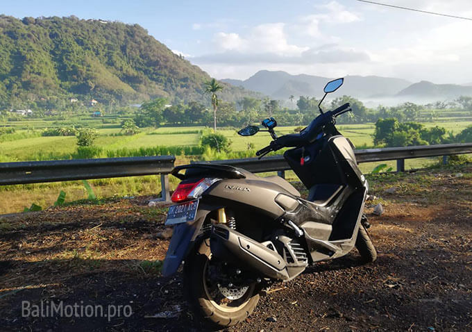 Foto eines Fahrrades auf dem Hintergrund des schönen Bali Foto eines Fahrrades auf dem Hintergrund des schönen Bali