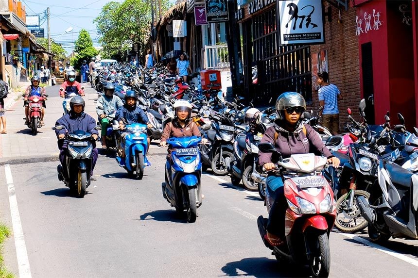 Exemple de trafic en vélo à Bali Exemple de trafic en vélo à Bali