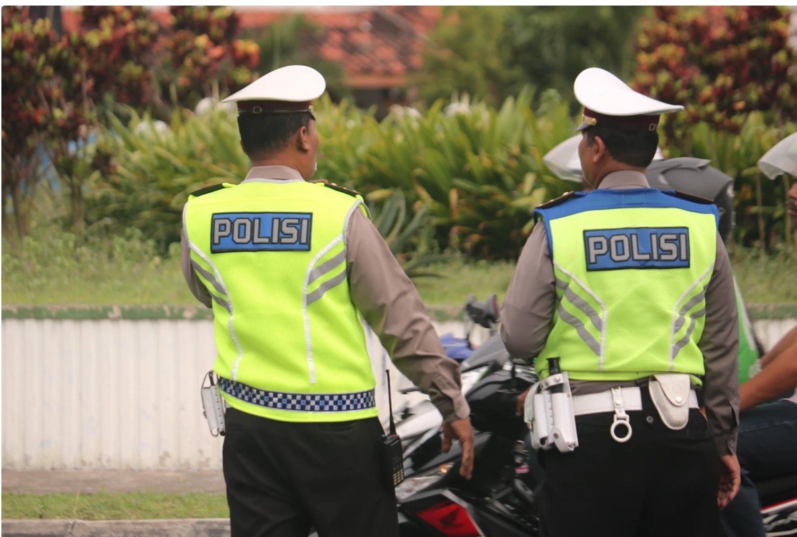 Policiers à Bali. Quelles actions sur la route attireront certainement leur attention?