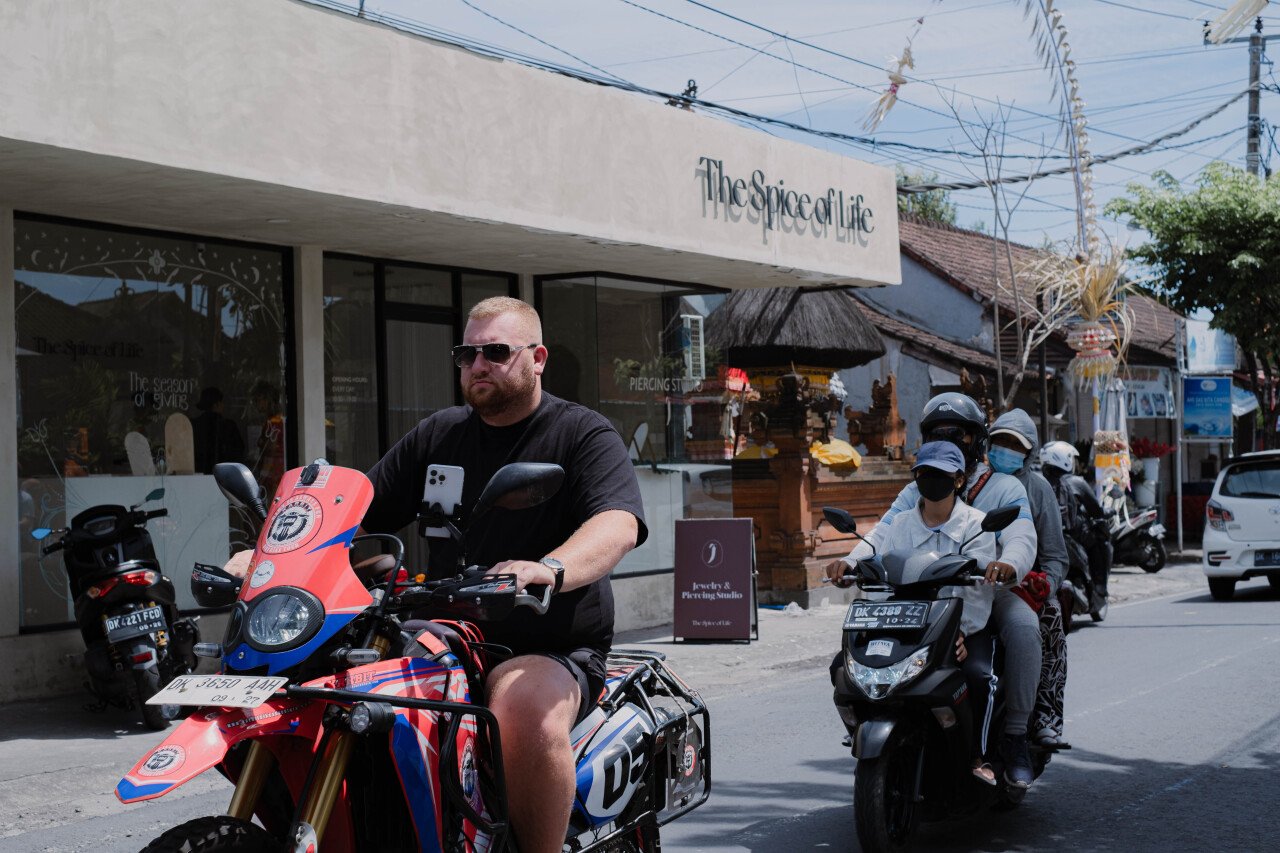 La conduite sans casque à Bali a des conséquences réelles : la police lance un contrôle routier « intelligent »